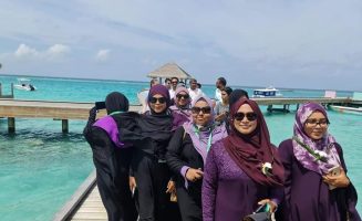 އަނގޮޅިތީމް ކައުންސިލުން ރޭވި ދަތުރުގައި އެރަށު ސްކޫލް މުދައްރިސުންނަށް ކޯރާކޯރާ ރިސޯޓްގެ ފާލަން މަތީގައި: މުދައްރިސުންނަށް އެ ކައުންސިލުން ދިނީ ބޮޑު ސަޕްރައިޒެއް- ފޮޓޯ: އަނގޮޅިތީމް ކައުންސިލް