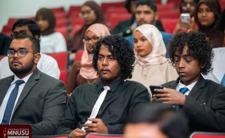 އެމްއެންޔޫގެ ސްޓޫޑެންޓް ޔޫނިއަން މި އަހަރަށް އިފްތިތާހު ކުރުމަށް ބޭއްވި ޖަލްސާގެ ތެރެއިން: ރާއްޖެއިން ހިލޭ ޑިގްރީއަށް ކިޔެވުމުގެ ފުރުޞަތު ފަހިވެފައިވާއިރު ރާއްޖެއިން ބޭރުން ސޯކޮލަރޝިޕްގެ ދަށުން ކިޔެވުމުގެ ފުރުޞަތު މިހާރު ވަނީ ފަހިވެފައި- ފޮޓޯ: އެމްއެންޔޫއެސްޔޫ