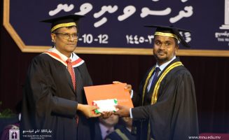 މާސްޓަރސް އޮފް ޕަބްލިކް ހެލްތް ކޯހުން އެއްވަނަ ހޯއްދެވުން އަފްރާޙަށް އިނާމް، އުއްތަމަފަނޑިޔާރު ހަވާލުކޮށްދެއްވަނީ: އަފްރާހު ދަނީ ބައިވެރިވާ ހުރިހާ ކޯހަކުން ވެސް އެއްވަނަ ހޯދާ ނަމޫނާ ދައްކަވަމުން- ފޮޓޯ: ޤައުމީ ޔުނިވަރސިޓީ