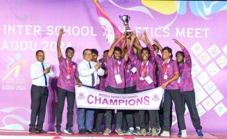 އިންޓަރ ސްކޫލް އެތްލެޓިކްސް މީޓްގައި ވިހި އަހަރުން ދަށުގެ ދެ ބައިން ވެސް ޗެމްޕިއަން ހޯދި އައްޑޫ ހައި ސްކޫލުގެ ޓީމް: އެތްލެޓިކްސްގައި އެ ސްކޫލަކީ ކާމިޔާބު ސްކޫލެއް- ފޮޓޯ: އައްޑޫ ލައިވް