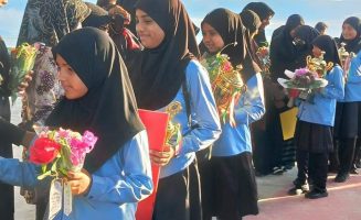 ފ. އަތޮޅު ކައުންސިލް ޤުރުއާން މުބާރާތުން، ވަނަތައް ހޯދި އެ އަތޮޅު މަދަރުސާގެ ދަރިވަރުންނަށް ފީއަލީގެ ރައްޔިތުން މަރުހަބާ ކިޔަނީ: ފ. އަތޮޅު މަދަރުސާއިން ވަނީ މުޅި މުބާރާތުން ދެވަނަ ހޯދާފައި- ފޮޓޯ: ފ. އަތޮޅު މަދަރުސާ