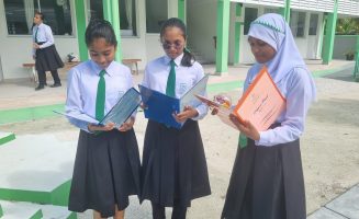 އިރުޝާދިއްޔާ ސްކޫލުގެ ދަރިވަރުން ރިޕޯޓް ފޯމް ހިފައިގެން: ދަރިވަރުންނަށް ސޯޅަ ދުވަހުގެ ޗުއްޓީއެއް ލިބޭނެ- ފޮޓޯ: އިރުޝާދިއްޔާ ސްކޫލް
