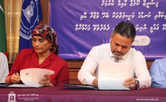 މޯލްޑިވްސް ފިޝަރީޒް ޓްރެއިނިންގ އިންސްޓިޓިއުޓް ޤައުމީ ޔުނިވަރސިޓީގެ ދަށަށް ބަދަލު ކުރުމުގެ ފަހުމުނާމާއެއްގައި މަސްވެރިކަމާއި ކަނޑުގެ ވަސީލަތްތަކާއި ބެހޭ ވަޒީރު ޝިޔާމާއި، އެމްއެންޔޫގެ ވައިސް ޗާންސެލަރު ޑރ. ޝެހެނާޒު ސޮއިކުރައްވަނީ: މިއީ ފިޝަރީޒް ކޮލެޖް ޤާއިމް ކުރުމުގެ ފެށުން ކަމަށް އެމްއެންޔޫއިން ބުނޭ: ފޮޓޯ: އެމްއެންޔޫ