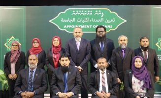 އިސްލާމީ ޔުނިވަރސިޓީގެ ކުއްލިއްޔާތަކަށް އައްޔަން ކުރެއްވި ޑީނުންނާއެކު އެ ޔުނިވަރސިޓީގެ ވައިސް ޗާންސެލަރު އަދި ޑެޕިއުޓީ ވައިސް ޗާންސެލަރުން- ފޮޓޯ: އައިޔޫއެމް