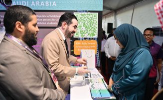 ވަރަ އެކްސްޕޯގައި ހުރި ސައުދީ އެމްބަސީގެ ސްޓޯލުން ރައީސުލްޖުމްހޫރިއްޔާގެ އަނބިކަނބަލުންނަށް މައުލޫމާތު ދެއްވަނީ: ސްކޮލަރޝިޕްތަކާ ބެހޭ ގިނަ މައުލޫމާތެއް އެ ސްޓޯލުން ދަނީ ފޯރުކޮށްދެމުން. މީގެ ތެރޭގައި މި އަހަރު ހުޅުވާލި 300 އަށްވުރެ ގިނަ ސްކޮލަރޝިޕްގެ މައުލޫމާތުމާތު ވެސް ހިމެނޭ.- ފޮޓޯ: ރައީސް އޮފީސް