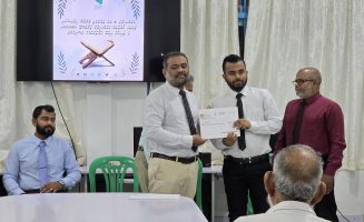 ޤުރުއާން ހިތުދަސްކުރި ރައީފު(ކ) އަށް ތޮއްޑޫ ކައުންސިލުން ދޭ ފައިސާގެ އިނާމް އެ ކައުންސިލުގެ ރައީސް އަޙްމަދު ކަރަމް ހަވާލުކޮށްދެއްވަނީ- ފޮޓޯ: ތޮއްޑޫ ކައުންސިލް