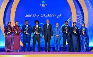 ސާނަވީން އެއްވަނަ ހޯދާ ޕްރެޒިޑެންޓް ސްކޮލަރޝިޕް ހޯދި ދަރިވަރުންނާއެކު ރައީސުލްޖުމްހޫރިއްޔާ ޑރ. މުހައްމަދު މުއިއްޒު އަދި އެޑިޔުކޭޝަން މިނިސްޓަރު: މި އަހަރު މި ސްކޮލަރޝިޕް ހޯދީ ހަތް ދަރިވަރުން- ފޮޓޯ: ރައީސް އޮފީސް