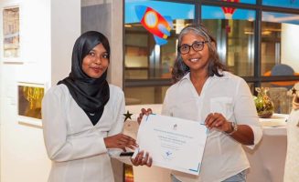 ޔަންގް ހިއުމަން ރައިޓްސް އެޑްވޮކޭޓް އެވޯޑް 2023 ވަނަ އަހަރު ލިބުނު ރެހެންދި ސްކޫލުގެ ފާތިމަތު އާލާ އަބްދުﷲ ސޯލިޙްއަށް ސެޓިފިކެޓް ހަވާލުކޮށްދެއްވަނީ- ފޮޓޯ: އެޗްއާރުސީއެމް