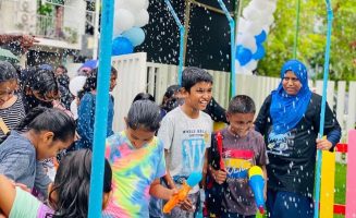 ހުރަވީ ސްކޫލުން ކުޑަކިދިންނަށް ބޭއްވި ވޯޓަރޑޭގެ ތެރެއިން;-ފޮޓޯ//ހުރަވީ ސްކޫލް