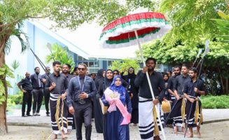 ސުލްޠާނާ މިސްގެ 43 އަހަރުގެ ޚިދުމަތުން ރިޓަޔަރ ކުރެއްވުމަށްފަހު، މިއަދު ބޭއްވި ޚާއްޞަ ހަރާކާތުގެ ތެރެއިން، ހަތްކޮޅުގައި ގެއަށް ވަޑައިގަންނަވަނީ- ފޮޓޯ: ނ. އޭއީސީ