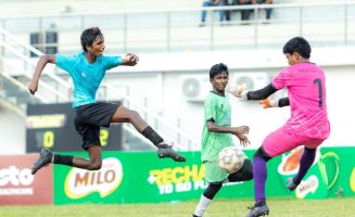 ރާއްޖެ ޖޫނިއާ ފުޓްބޯޅަ ޗެމްޕިއަންޝިޕުގެ 17 އަހަރުން ދަށުގެ ފައިނަލުގައި މާފުށީ ސްކޫލާއި އދ. އޭއީސީ ކުޅުނު މެޗްގެ ތެރެއިން- ފޮޓޯ: އެފްއޭއެމް