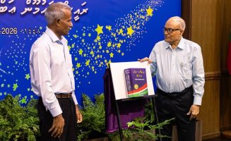 ޑރ. ހަސަން ހަމީދު އެކުލަވައިލެއްވި "އިނގިރޭސި-ދިވެހި ބަސްފޮތް" ރައީސް މައުމޫން ނެރެދެއްވަނީ- ފޮޓޯ: މައުމޫން ފައުންޑޭޝަން