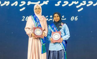 އިހަވަންދޫ ސްކޫލުން އެއްވަނަ ހޯދި ޢީޝާ އާއި ޝައިހާ- ފޮޓޯ: އިހަވަންދޫ ލައިވް