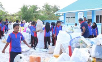 ޕާލޭ އެއަރ ޗެލަންޖުގައި ބައިވެރިވި ސްކޫލަކުން އެއްކުރި ޕްލާސްޓިކްތައް މާލެ ފޮނުވަން ތައްޔާރުކޮށްފައި: މި ހަރަކާތުގެ ސަބަބުން ޕްލާސްޓިކަށް ނޫނެކޭ ބުނަން ދަރިވަރުންނަށް ދަސްކޮށްދެވޭ- ފައިލް ފޮޓޯ