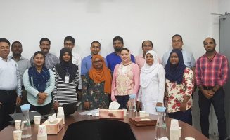 އައްޑޫ އިކުއެޓޯރިއަލް ހޮސްޕިޓަލުގެ މުވައްޒަފުންގެ ޓްރެއިނިންގ އެއްގެ ތެރެއިން؛- ފޮޓޯ//އައްޑޫ އިކުއެޓޯރިއަލް ހޮސްޕިޓަލް