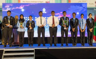 އަދަބީ މުބާރާތްތަކުން ވަނަތައް ހޯދި ޖަމާލުއްދީން ސްކޫލުގެ ދަރިވަރުން ވަޒީރު އާދަމް ނަސީރާއި ދިވެހި ބަހުގެ އެކެޑަމީގެ ރައީސް ޑރ. އަޝްރަފާއެކު: ޖަމާލުއްދިނުން އަންނަނީ އަދަބީ މިފަދަ މުބާރާތްތަކުން ކުރި ހޯދަމުން-ފޮޓޯ: ސަން އޮންލައިން