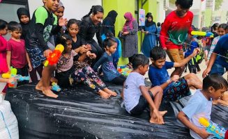 ތައްޔާރުކޮށްފައިވާ ވޯޓަރ ސްލައިޑުގައި ދަރިވަރުން މަޖަލުގައި;-ފޮޓޯ//ހުރަވީ ސްކޫލް