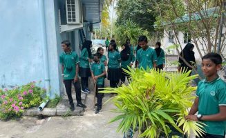 ކުޑަފަރީ ސްކޫލުން ކުރިއަށްގެންދާ ގަސްއިންދުމުގެ ޕްރޮގްރާމްގެ ތެރެއިން. ފޮޓޯ/ ކުޑަފަރީ ސްކޫލުު