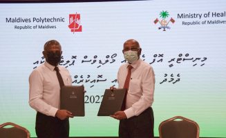 ޓެކްނީޝަނުން ތަމްރީނުކުރުމަށް ހެލްތު މިނިސްޓްރީއާއި މޯލްޑިވްސް ޕޮލިޓެކްނިކްއާ ދެމެދު އެއްބަސްވުމެއްގައި ސޮއިކުރި ރަސްމިއްޔާތުގެ ތެރެއިން - ފޮޓޯ : މިނިސްޓްރީ އޮފް ހެލްތު