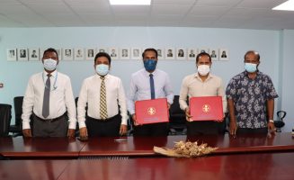 އއ. ހިމަންދޫ ސްކޫލުގެ 12 ކްލާސްރޫމަކާއި މަލްޓިޕަރޕަސް ހޯލެއް ޢިމާރާތްކުރުމުގެ މަސައްކަތް ހަވާލުކޮށް އެގްރިމެންޓުގައި ސޮއިކުރުމުގެ ތެރެއިން؛- ފޮޓޯ: އެޑިޔުކޭޝަން މިނިސްޓްރީ