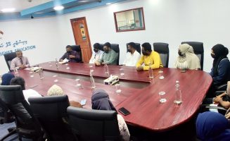 ޔޫކްރެއިނުން ރާއްޖެ އައިސްފައިވާ ދިވެހި ދަރިވަރުންނާއި ހަޔަރ އެޑިޔުކޭޝަން މިނިސްޓަރ ބައްދަލުކުރެއްވުން؛- ފޮޓޯ// ހަޔަރ އެޑިޔުކޭޝަން މިނިސްޓްރީ
