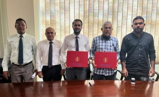 ރ.ވާދު ސްކޫލުގެ ދެ ބުރި ކްލާސްރޫމް އިމާރާތުގެ މަސައްކަތް ހަވާލުކޮށް އެގްރިމެންޓުގައި ސޮއިކުރުން؛-ފޮޓޯ// އެޑިޔުކޭޝަން މިނިސްޓްރީ