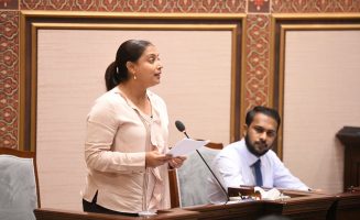 އެޑިޔުކޭޝަން މިނިސްޓަރު، ރައްޔިތުންގެ މަޖިލީހުގައި މެމްބަރުންގެ ސުވާލުތަކަށް ޖަވާބު ދެއްވަނީ: ރަށްރަށުގެ އާބާދީ މަދުވުމުން ސްކޫލްތަކުގެ ވަޞީލަތްތައް ފޯރުކޮށްދިނުމުގައި ގޮންޖެހުންތައް އެބަހުރި ކަމަށް ވިދާޅުވި- ފޮޓޯ: މަޖިލީހުގެ އިދާރާ