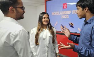 ބީއެމްއެލްގެ ސްކޮލާޝިޕް ލިބުނު ދަރިވަރުން، ( ކަނާތުން ވައަތަށް) މުހައްމަދު ސާޖިއު އިސްމާއީލް، އާމިނަތު އަލްޔާ ޝާވިން އަދި މުހައްމަދު އައިކު އަލީ، - ފޮޓޯ: ބީއެމްއެލް