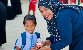 ހުރާ ސްކޫލްގެ ދަރިވަރަކަށް އެ ސްކޫލްގެ ޕްރިންސިޕަލް އަރީޝާ ކަޕް ކޭކެއް ހަވާލުކޮށްދެއްވަނީ- ފޮޓޯ: ހުރާ ސްކޫލް