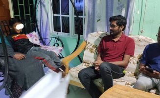 ހުޅުދުއްފާރު ސްކޫލުން އެ ސްކޫލްގައި ކިޔަވަމުންދާ ދަރިވަރެއްގެ ގެއަށް ކުރި ޒިޔާރަތެއްގެ ތެރެއިން: މިފަދަ ޕްރޮގްރާމުގެ ތެރެއިން ދަރިވަރުންގެ ފެންވަރު ވަށައިޖެހޭ ގޮތެއްގައި ދެނެގަނެވޭ: ފޮޓޯ: ހުޅުދުއްފާރު ސްކޫލް