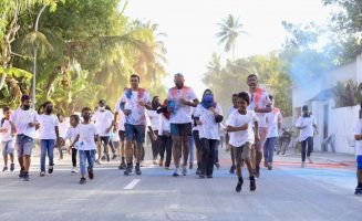 ހުޅުމީދޫގައި ބޭއްވި ކަލަރ ރަންގައި ޖެންޑަރ މިނިސްޓްރީގެ ސްޓޭޓް މިނިސްޓަރާއި ފުލުހުންގެ އިސް ބައެއް ބޭފުޅުން ބައިވެރިވެވަޑައިގަންނަވަނީ. ފޮޓޯ: ޕޮލިސް