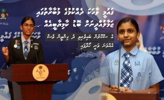ޤައުމީ ވާހަކަ ދެއްކުމުގެ މުބާރާތުގައި ޖަމާލުއްދީން ސްކޫލްގެ ފާޠިމަތު ސާރާ ނަޛީރު ދަށު ސާނަވީ ބައިން އެއްވަނަ ހޯދިއިރު، އެ ސްކޫލްގެ އީޝާލް އަޙްމަދު އަސްލަމް ވަނީ ސާނަވީ ބައިން ތިން ވަނަ ހޯދާފައި- ފޮޓޯ ދިވެހި ބަހުގެ އެކެޑަމީ