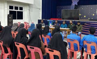 ށ. އަތޮޅު ވާހަކަ ދެއްކުމުގެ މުބާރާތުގައި ބައިވެރިވާ  މިލަންދޫ ސްކޫލުގެ ދަރިވަރުންނާ އެ ސްކޫލުގެ އިސްވެރިން ބައްދަލުކުރައްވާ ހިތްވަރު ދެއްވަނީ- ފޮޓޯ: މިލަންދޫ ސްކޫލް