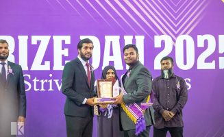 އަފީފުއްދީން ސްކޫލުގެ އެންމެ މޮޅު ދަރިވަރު ނާފިޒަށް އިނާމް ހަވާލުކޮށްދެއްވަނީ- ފޮޓޯ ކޭއޯ