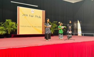 ޞަލާޙުއްދީން ސްކޫލުގެ ދަރިވަރުން ދިވެހި ބަހުގެ ދުވަސް ފާހަގަކުރުމުގެ ގޮތުން ކުރިއަށް ގެންދިޔަ އިސްޓޭޖް ހަރާތެއްގެ ތެރެއިން: ސްކޫލްތަކުން ކޮންމެ އަހަރަކު ވެސް ދިވެހިބަހުގެ ދުވަހާއި މާދަރީ ބަހުގެ ދުވަސް ފާހަގަކުރޭ- ފޮޓޯ: ޞަލާޙުއްދީން ސްކޫލް