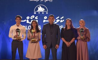 ކަލާސް އެވޯޑް: އެންމެ މޮޅު ތިން ތަރިން ނާއިބް ރައީސް ފައިސަލް ނަސީމް އަދި އެޑިއުކޭޝަން މިނިސްޓަރު ޑރ. އައިޝަރު އަލީ އާއެކު- ފޮޓޯ ރައީސް އޮފީސް