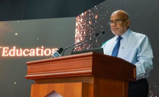 ތަޢުލީމީ ނިޒާމަށް ދިމާވެފައިވާ މައްސަލަތަކާއި އެ މައްސަލަތަކަށް ހައްލު ހޯދައިދިނުމަށް ކުރެވިދާނެ ކަންތައްތަކާއި ބެހޭ ގޮތުން  މިއަދު ފެށި ބައްދަލުވުމުގައި މަތީ ތަޢުލީމާ ބެހޭ ވަޒީރު ވާހަކަ ދައްކަވަނީ- ފޮޓޯ: ޕީއެސްއެމް