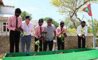 "އެގްރޯނެޓް ސްކޫލް ގާޑްނިންގ ޕްރޮގްރާމް" ކަނޑޫދޫ ސްކޫލްގައި އެގްރިކަލްޗަރު މިނިސްޓަރު ފައްޓަވައި ދެއްވުމަށްފަހު، ގަސް އިންދަވަނީ: ކަނޑޫދޫގައި މި ޕްރޮގްރާމް ކާމިޔާބުކަމާއެކު ކުރިއަށް ގެންދެވޭ- ފޮޓޯ: ކަނޑޫދޫ ސްކޫލް