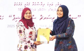 ދިވެހި ތަރިކައިގެ "ސިގްނޭޗަރ ރިސަރޗް" ސްކޮލަރޝިޕް ލިބުނު ފަރާތަކުގެ ތެރެއިން ފަރާތަކަށް ރައީސުލްޖުމްހޫރިއްޔާގެ އަނބިކަނބަލުން ސާޖިދާ މުޙައްމަދު ސްކޮލަރޝިޕް ލިޔުން ހަވާލުކޮށްދެއްވަނީ- ފޮޓޯ: ޕީއެސްއެމް