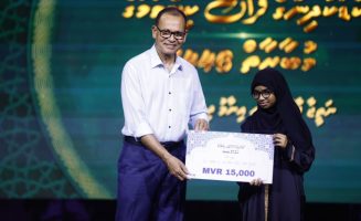 ޕީއެސްއެމް ކުޑަކުދިންގެ ޤުރުއާން މުބާރާތުގެ އެއްވަނަ، ހޯދި އައިޝަތު ބިންތު އިބްރާހީމް ރަޝީދު ހަސަންއަށް ސިޓީތަކާއި އިދާރީ ދާއިރާތައް ހިންގުމާއި އާންމު މަސައްކަތްތަކާއި ބެހޭ ވަޒީރު އާދަމް ޝަރީފް އުމަރު އިނާމް ހަވާލުކޮށްދެއްވަނީ- ފޮޓޯ: ޕީއެސްއެމް