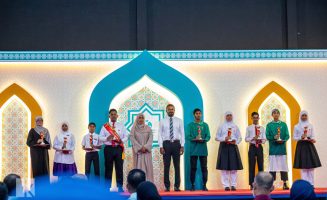 ކުޅުދުއްފުށީ ޤުރުއާން ކިޔެވުމުގެ މުބާރާތުގެ ވަނަތައް ހޯދި ދަރިވަރުންއެކު މޭޔަރު- ފޮޓޯ: ކޭއޯ