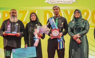 ހދ. އޭއީސީގެ އެންމެ މޮޅު ދަރިވަރު ޒިޔާން، މަންމައާއި ބައްޕަގެ އިތުރުން ޝަރަފުވެރިމެހުމާންއާއެކު ފޮޓޯއަކަށް ހުއްޓިގެން: ފޮޓޯ: ކުޅުދުއްފުށީ އޮންލައިން