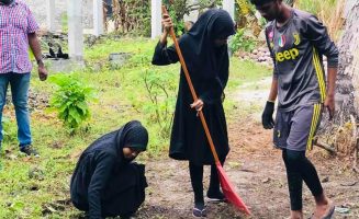 ހިރިލަންދޫގެ ދަރިވަރުން ސާފުކުރުމުގެ މަސައްކަތުގައި. ފޮޓޯ/ ހިރިލަންދޫ ސްކޫލް