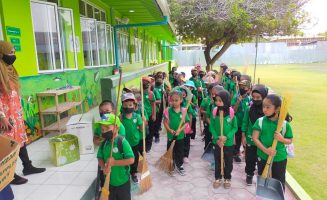 ދަރިވަރުން ގޮނޑުދޮށް ސާފުކުުރުމަށް ތައްޔާރުވެގެން. ފޮޓޯ: ފޯކައިދޫ ސްކޫލު