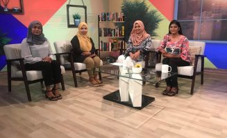 ރައީސާ ސަމާ އިބްރާހިމްދީދީ އަދި ޗެއަރޕާސަން ސަހާތު ޓީވީ ޕްރޮގްރާމެއްގައި. ފޮޓޯ: އެންލައިޓްން އަ މައިންޑްފުލް ކޮމިއުނިޓީ