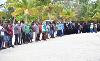 މިލަންދޫ ސްކޫލްގެ މުވައްޒަފުންނާއި ބެލެނިވެރިން: 75 އަހަރު ފުރޭ އަލިމަސްޔޫބީލް ފާހަގަކުރަން ގިނަ ހަރަކާތްތަކެއް ދަނީ ރާވަމުންި ފޮޓޯ: މިލަންދޫ ސްކޫލް