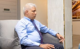 ޤައުމީ ޔުނިވަރސިޓީގެ ވައިސް ޗާންސެލަރު ޑރ. ޝަރީފް- ހަތަރު އަހަރުގެ ދުވަހުގެ ތެރޭގައި ކުރެވުނު މަސައްކަތާ މެދު ހިތްހަމަޖެހިވަޑައިގަންނަވާ- ފޮޓޯ: ރިޝްވާން| ދަރިވަރު ނޫސް