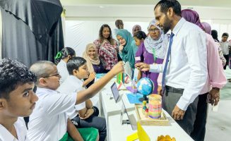 ރައްޔާން ދިދައާއި ކޮންޓިނެންޓެއްގެ ނަން ތަޢުލީމީ ވުޒާރާގެ ސްޓޭޓް މިނިސްޓަރު ޑރ. އަބްދުއްލަތީފު މުޙައްމަދަށް ކިޔައި ދެނީ: ރައްޔާނަކީ ގައުމުތަކުގެ ނަންތަކާއި ދިދައާއި ޗާޓްތައް ހިތުދަސްކޮށްފައި- ފޮޓޯ: ރިޝްވާން މުޙައްމަދު | ދަރިވަރު