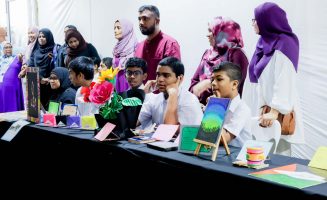 ޚާއްޞަ އެހީއަށް ބޭނުންވާ ކުދިންގެ ހުނަރު ދައްކާލަން އަމީނިއްޔާ ސްކޫލުން ބޭއްވި "ހުނަރު މަންސަ" މައުރަޒުގެ ތެރެއިން: މި މައުރަޒުން ގިނަ އެފަދަ ގިނަ ދަރިވަރުންގެ ހުނަރު ފެނިގެންދިޔަ- ފޮޓޯ: ދަރިވަރު ނޫސް