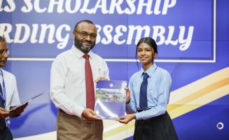 ވިލާ ހައި ސްކޫލުގެ ސްކޮލާޝިޕް  ލިބުނު ދަރިވަރަކަށް، އިސްލާމީ ކަންތައްތަކާ ބެހޭ ވަޒީރު، ލިޔުން ހަވާލުކޮށް ދެއްވަނީ: ފޮޓޯ ރިޝްވާން މުޙައްމަދު | ދަރިވަރު